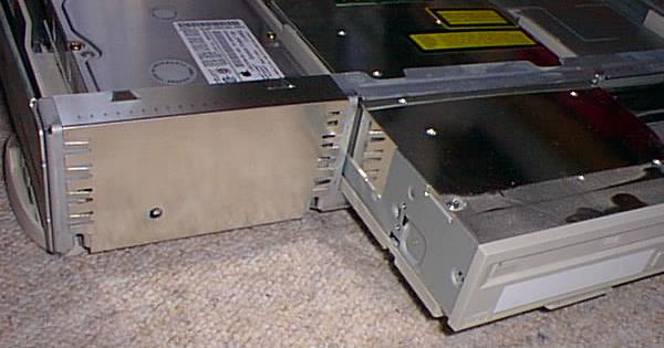 [Quadra 610: CD-ROM-Laufwerk herausziehen]